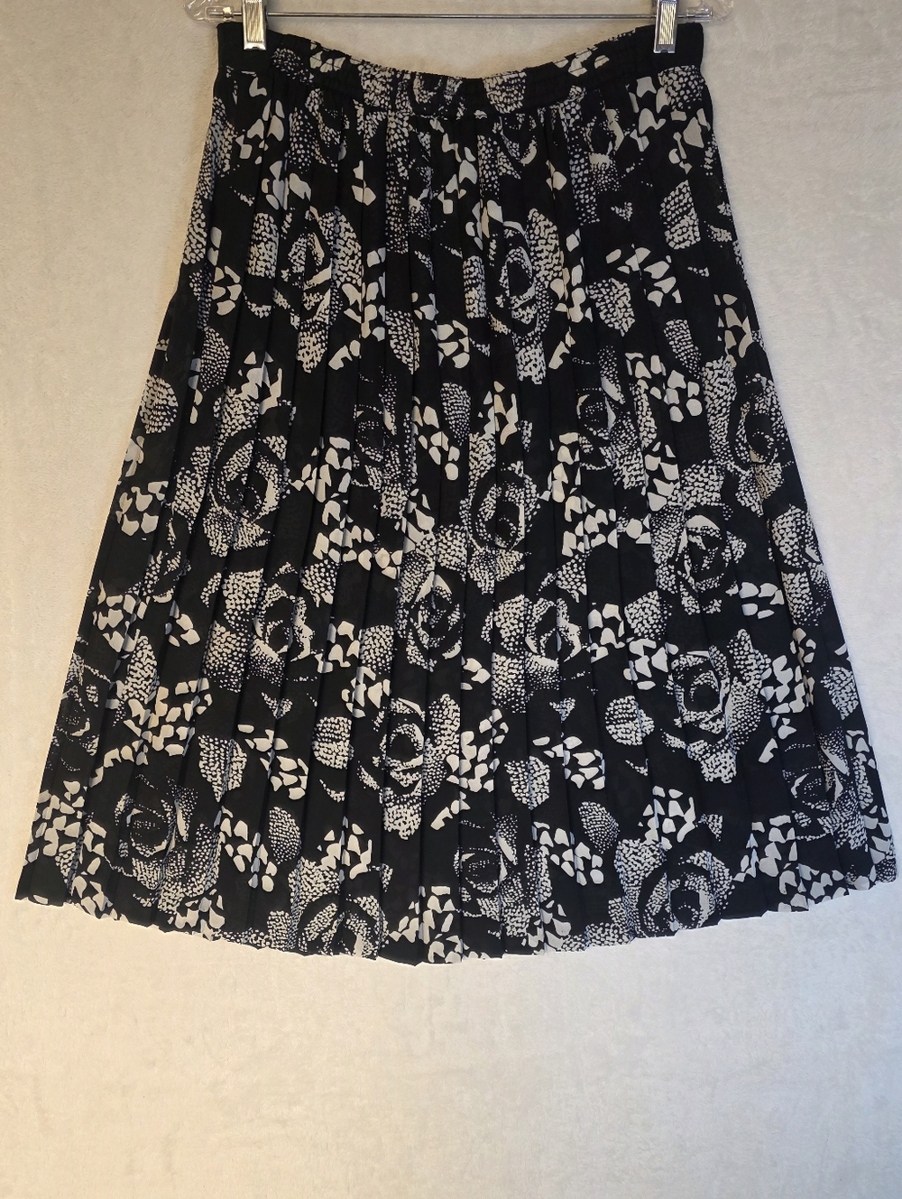 Vintage Alfred Dunner Black & White Floral Pleated Midi Skirt Size 10.